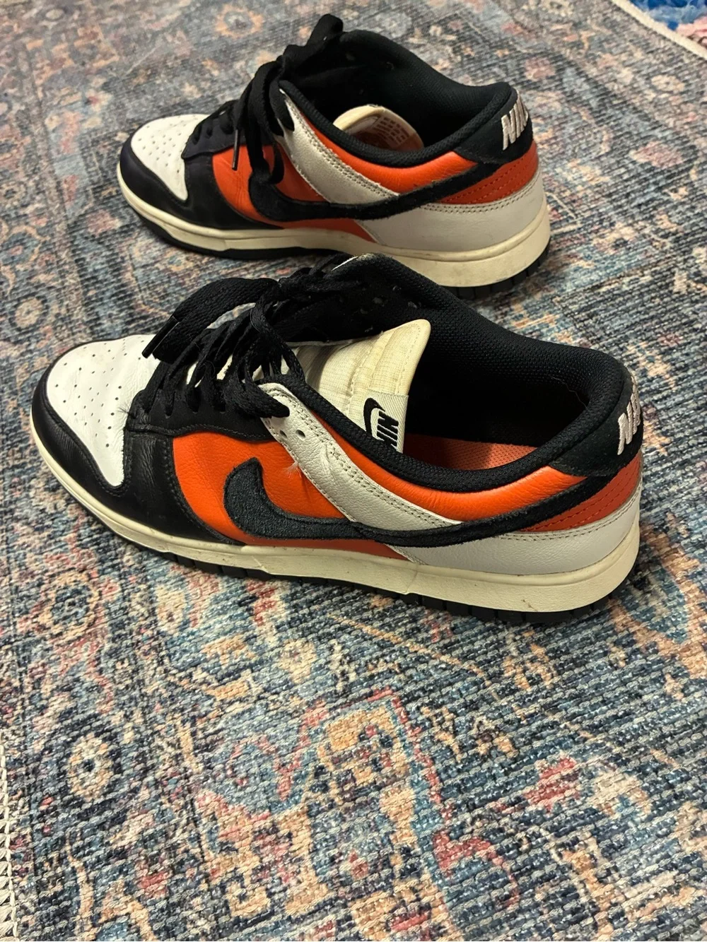 Nike Low-Top Sneakers in Black White Orange